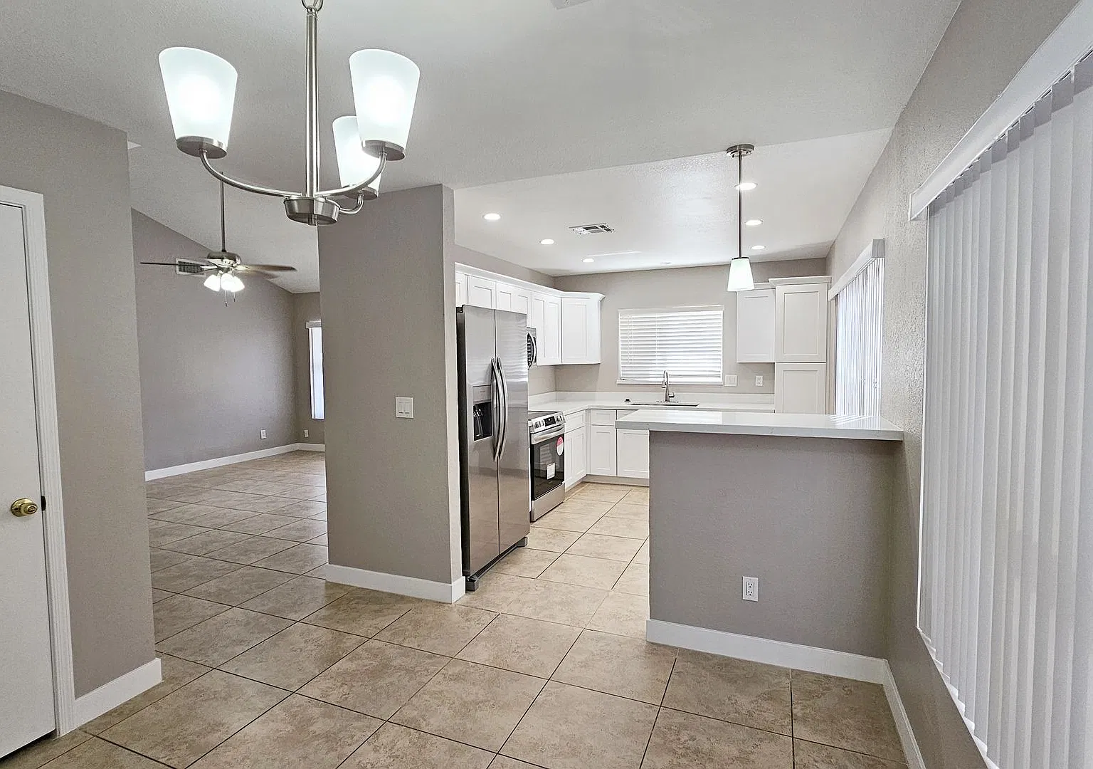 Renovated 4 Bedroom 2 Bathroom in Glendale! — Photo 1