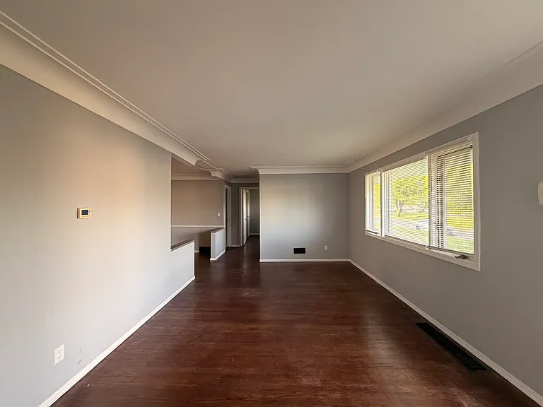 142 Van Buren Ave — Photo 2