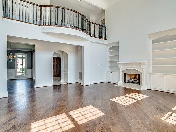 3rd image of 547 Close Ln