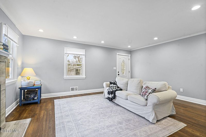 2nd image of 2041 Morrow Avenue