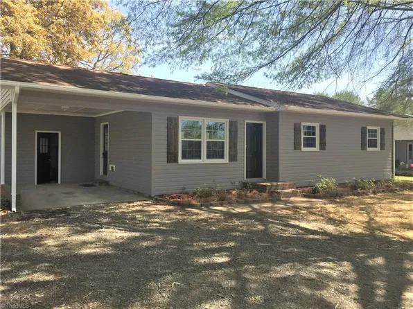 1109 Dudley St, Yadkinville, NC 27055