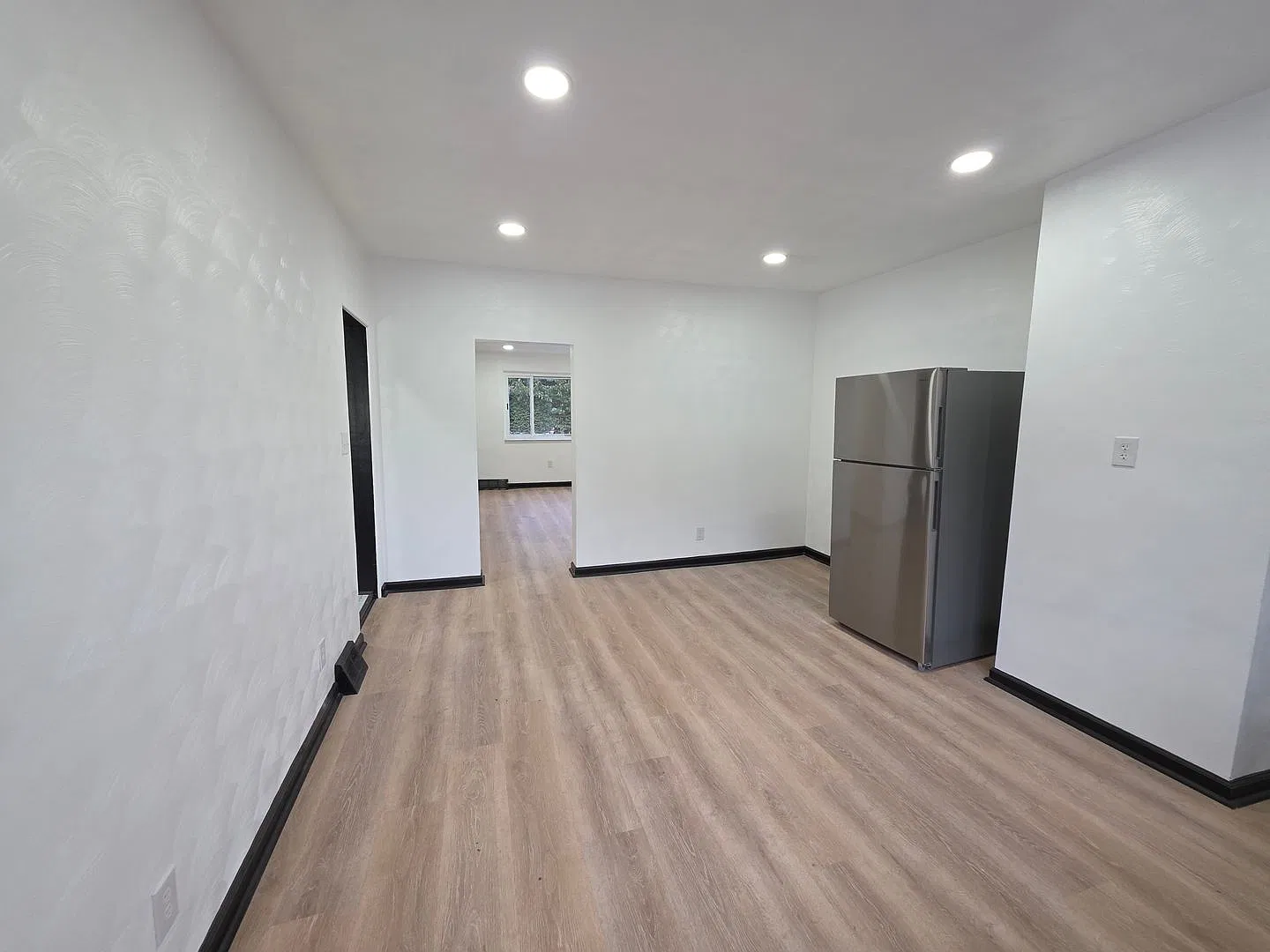Updated 3 bedroom 1 bath house located in the S. Side — Photo 3