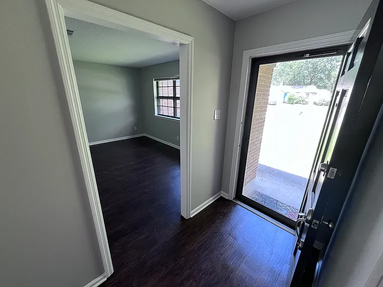 215 Berkshire Cir — Photo 6