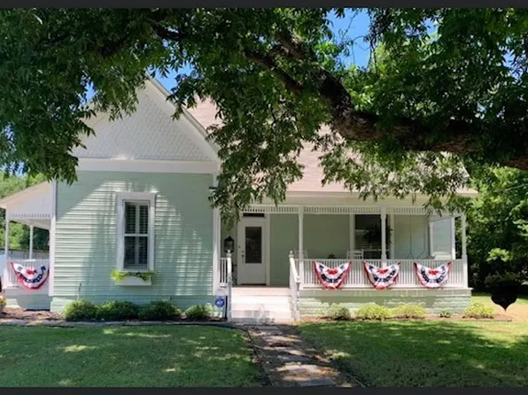 703 E College St, Grandview, TX 76050