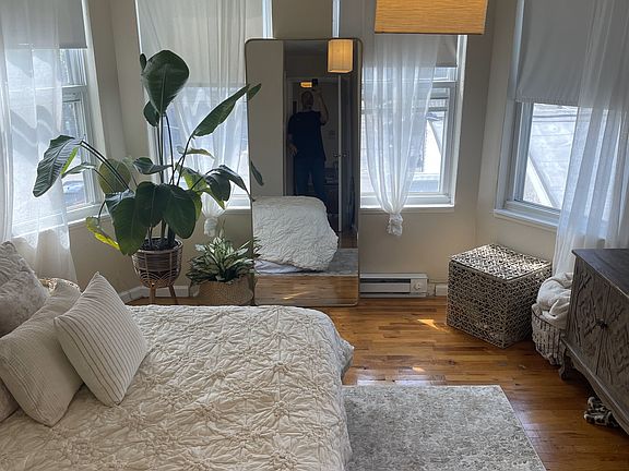 4th image of 1436 Lombard St APT 2R