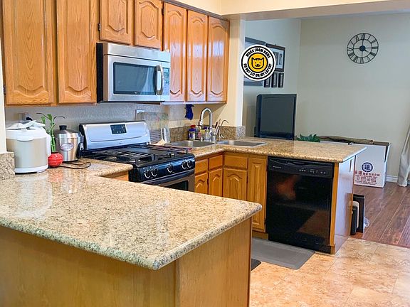 4th image of 15771 Pear St