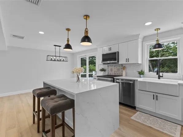 401 Sampan Ave, Jamestown, RI 02835