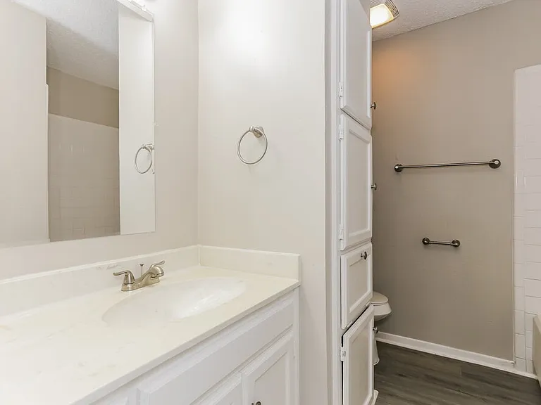2727 Lucas Dr — Photo 12