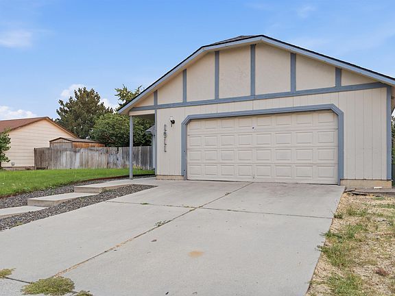 3rd image of 1911 W Tracy Ct