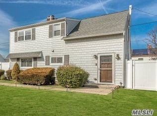 9 Blacksmith Rd, Levittown, NY 11756