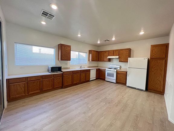 3rd image of 28 Warrendale Ct