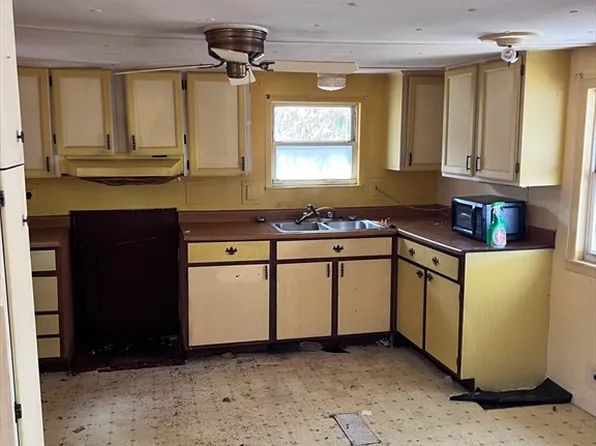 1032 N Main St #3, Dayville, CT 06241