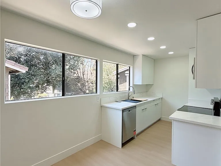 256 Streamwood — Photo 2