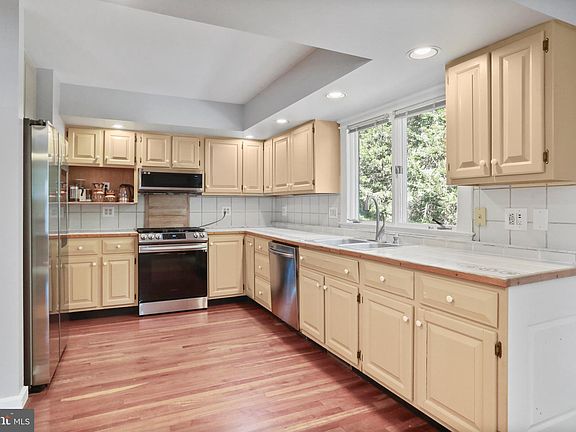 3rd image of 162 Hartman Ct