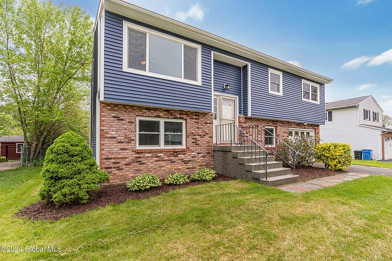 3rd image of 17 Seneca Place