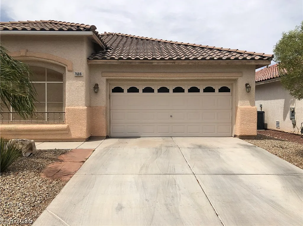 3 bed, 2.0 bath, 1795 sqft, $1,980 — Photo 2