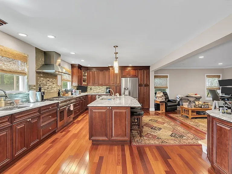 1 Edinburgh Ct — Photo 10
