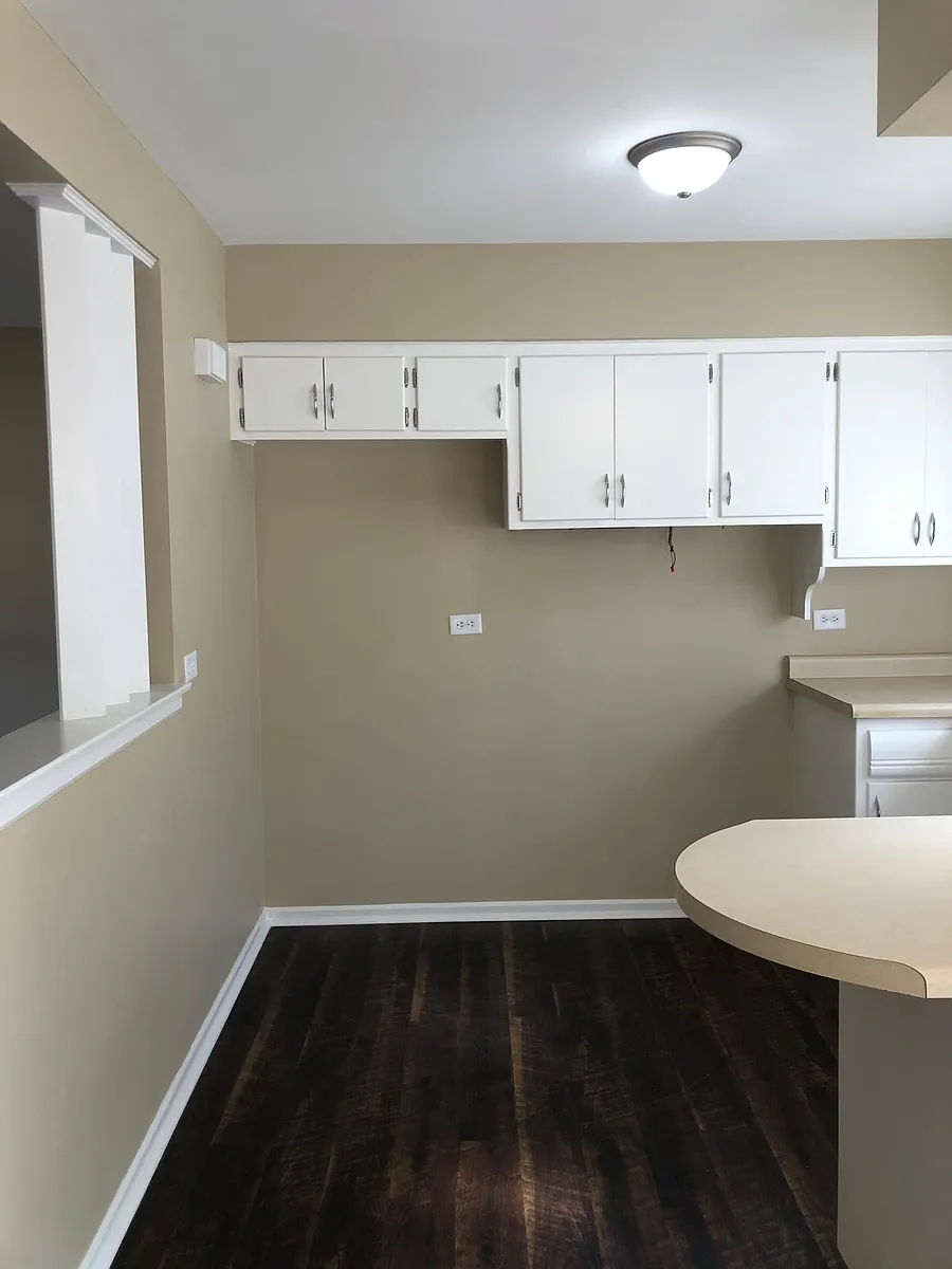 Building Photo - 7118 W Windsor Ave #2