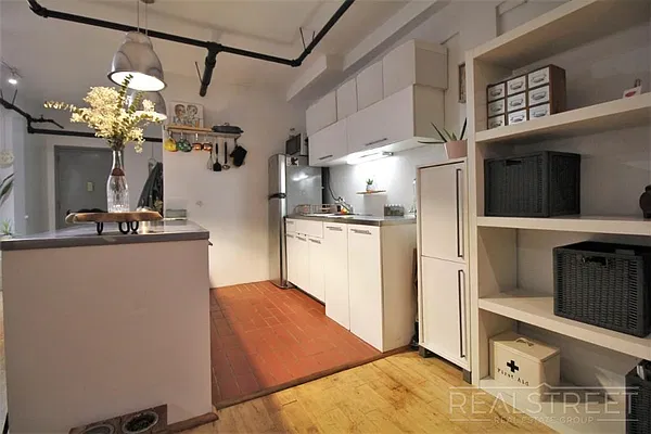 Rented by Real Street Inc | media 10