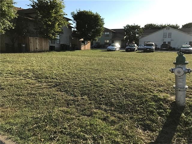 2nd image of 2202 Creekside Ln