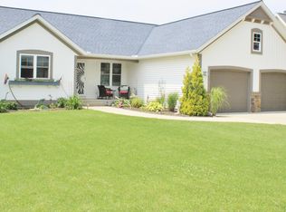 352 Parkside Ln, Douglas, MI 49406
