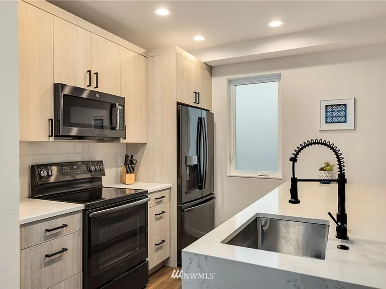 915 N 103rd St #B — Photo 5