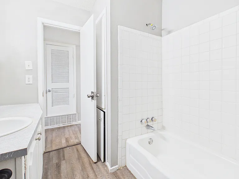 Tanglewood Apartments — Photo 35
