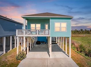 112 Maldives Dr, Rockport, TX 78382