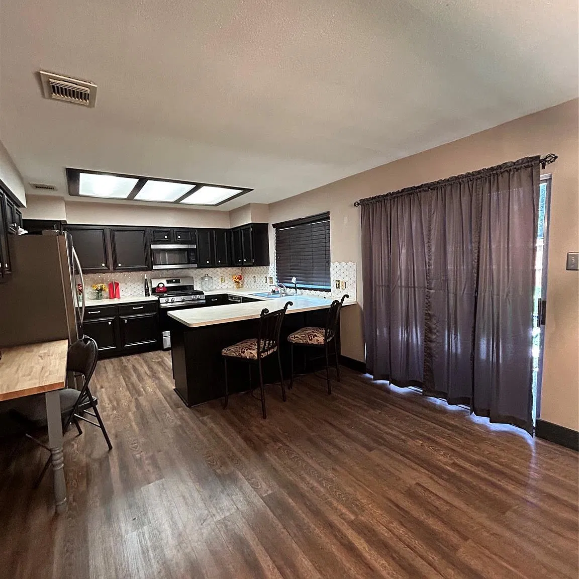 3 bed, 2.0 bath, 1494 sqft, $2,100 — Photo 4