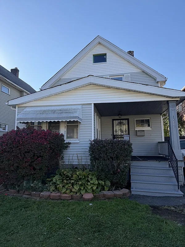 3 bed, 1.0 bath, 987 sqft, $1,585 — Photo 1