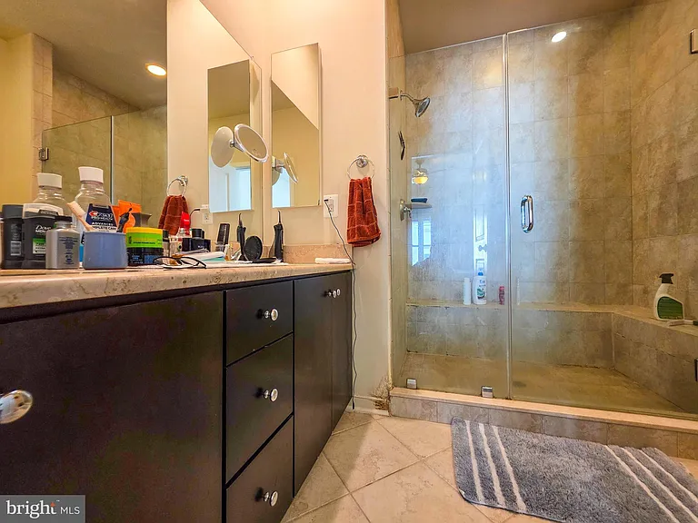 729 N Alfred St — Photo 15