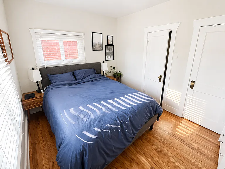 Bedroom 1 (Queen bed)