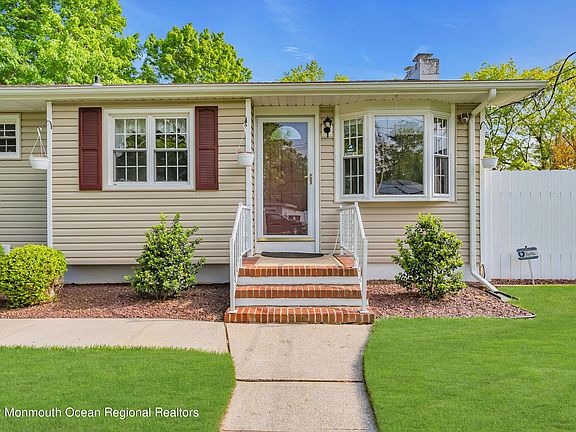 3rd image of 15 Chestnut Hill Dr