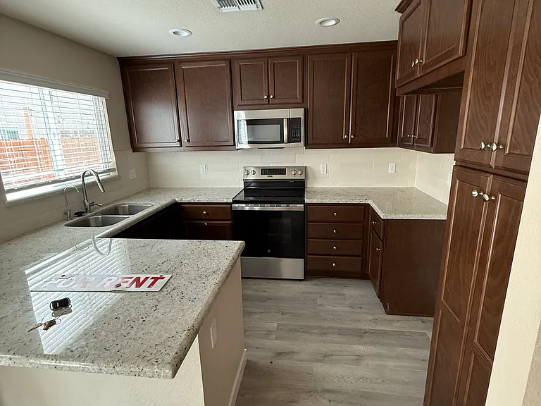 458 Peppercorn Dr — Photo 5