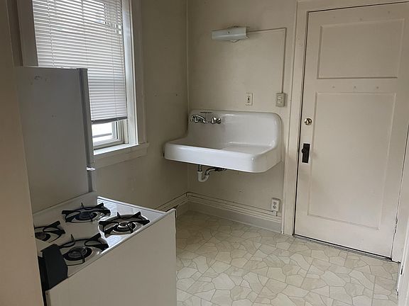 3rd image of 3273 S Kinnickinnic Ave #3