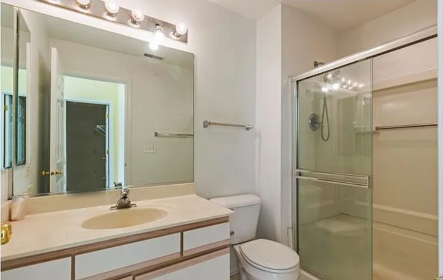 737 Sycamore Ct — Photo 3