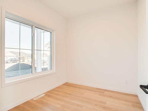 3rd image of 2534 Golden Ln S