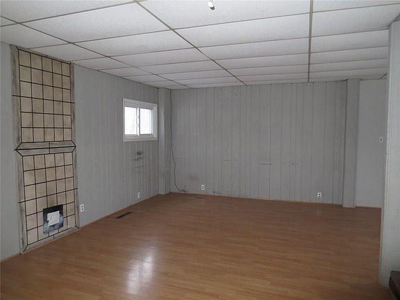 3rd image of 215 E Dezeng St