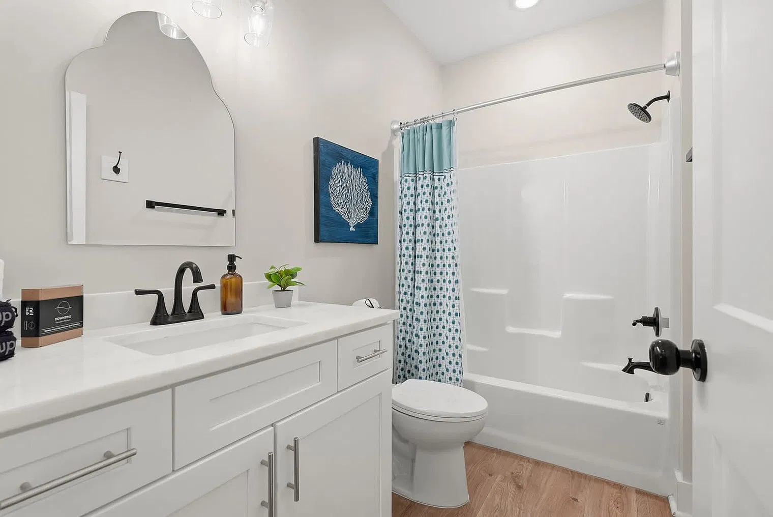 3 bed, 2.0 bath, 1883 sqft, $7,050 — Photo 4