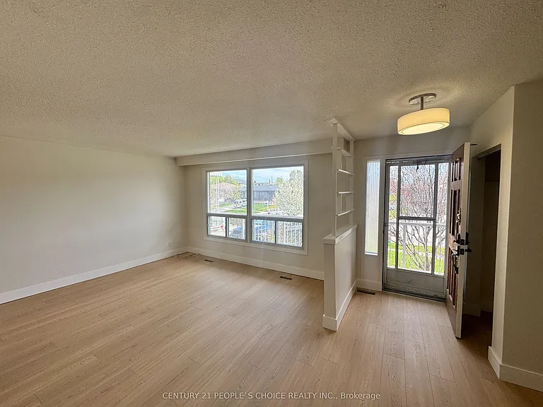 29 Dellbrook Cres — Photo 4