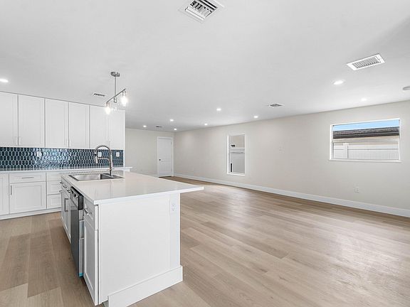 4th image of 325 SW 8TH Avenue