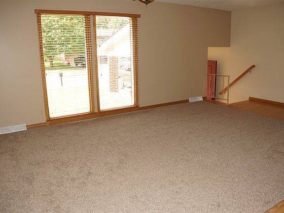 3rd image of 4825 Aspen Dr