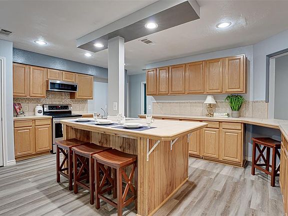 3rd image of 412 Stonehenge Dr