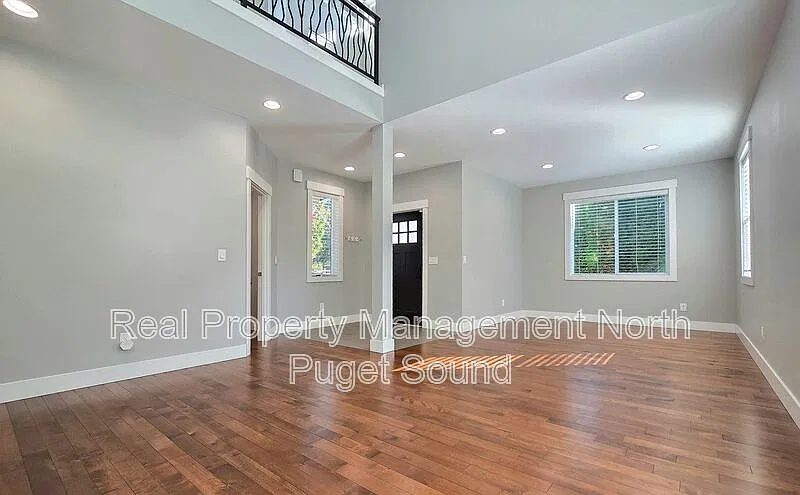 10025 5th Pl SE
