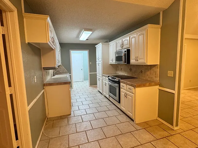 7712 Grover Ave — Photo 3