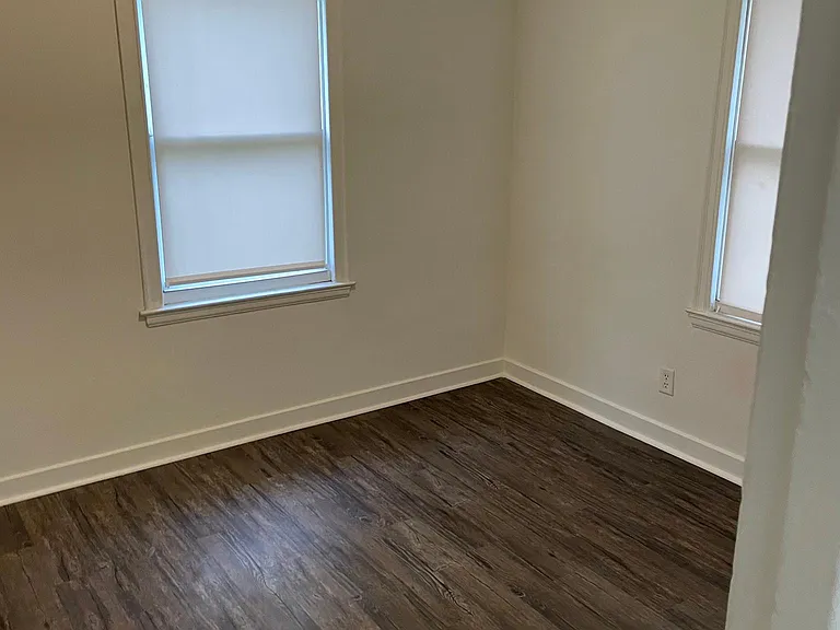 1366 Jennings Ave — Photo 6