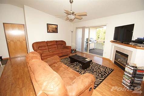 Vaulted ceiling, fireplace, easy-care floor