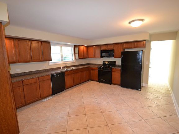 3rd image of 811 Salem Ln