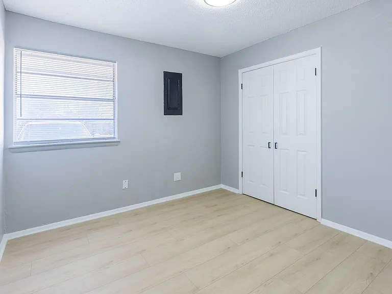 Pine Maple Apartments — Photo 9