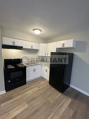 2021 Cambridge Dr Photo 1